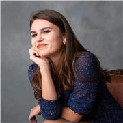 Laureata in Giurisprudenza con lode, Tirocinante presso Corte d'Appello di Bologna, che offre lezioni di Diritto, Storia e altre materie umanistiche, inglese (IELTS 7.5 C2), organizzazione dello studio e supporto nella preparazione scolastica e per esami